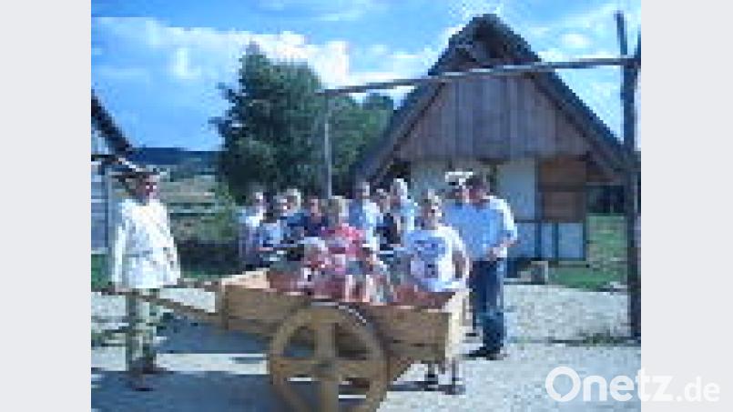 Auf dem Marktplatz des entstehenden Handelszentrums inmitten der kleinen hochmittelalterlichen Stadt gruppierten sich die Neualbenreuther Besucher zusammen mit Gästen aus Berlin und München um den Zisternenbrunnen. Der Vorsitzende des betreuenden Vereins „Via Carolina“, Alfred Wolf, war verkleidet als Kräuter- und Gemüsehändler und hatte sich zur Erinnerung als „Taxifahrer“ angeboten. Bild: exb