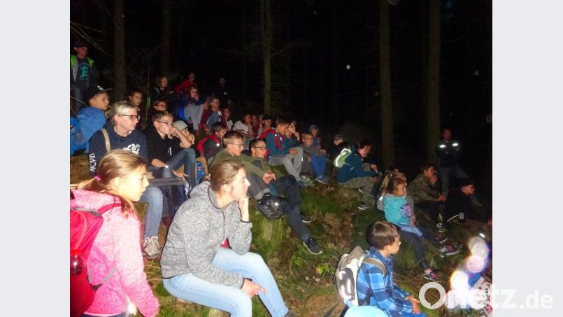 Bei der Gruselgeschichte nahmen groß und klein im Moos Platz und lauschten den Worten von Marco Görl. Bild: wrm