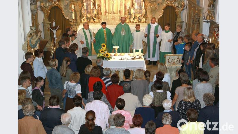 Zum gemeinsamen „Vater unser“ durften sich an diesem Abend auch alle Gottesdienstbesucher um den Altar versammeln. Bild: boj
