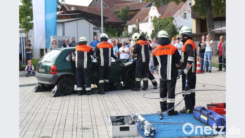 Mit dem Rettungsspreizer öffneten die Pressather Feuerwehrleute bei einer Schauübung die Beifahrertür eines Autos: im Ernstfall oft eine der letzten Optionen, um ein Unfallopfer zu bergen. Bild: bjp Bild: bjp