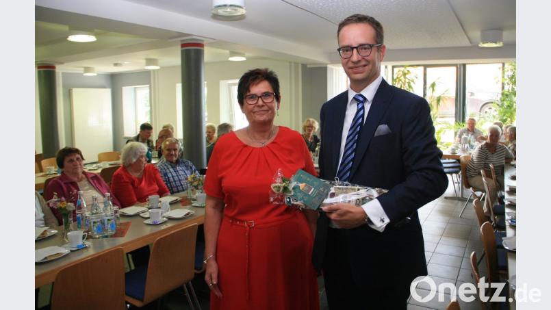 Seniorenbeauftragte Anneliese Krenkel hat wohl den richtigen Tipp erhalten, womit sie Notar Marcel Wollmann eine Freude machen könnte. Bild: wro