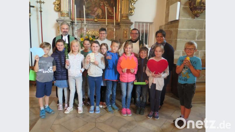 Pfarrer Dirk Grafe, Gemeindereferent Jochen Gößl, Pfarrer Konrad Amschl und Religionslehrerin Viola Grafe (hinten von links) feiern mit den Grund- und Mittelschülern den Schulanfangsgottesdienst. Bild: jzk