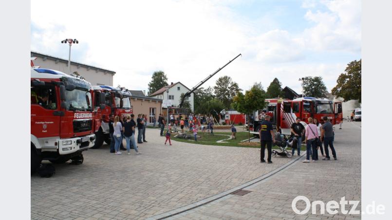 Klein und Groß waren auf den Beinen, als zahlreiche Feuerwehren auf dem Zessauer Dorfplatz ihre Ausrüstung zeigten. Im Hintergrund der Kran von Wechsellader &quot;Elefant&quot; aus Speichersdorf, der den Katastrophenschutz-Abrollbehälter für Wasserförderung nach Zessau bugsiert hatte. Bild: bjp Bild: bjp