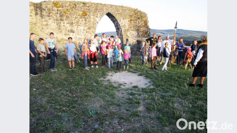 Am Südtor der Burgruine startet das Programm für die Kinder, das der Heimat- und Kulturverein für sie ausgearbeitet hat. Bild: hl
