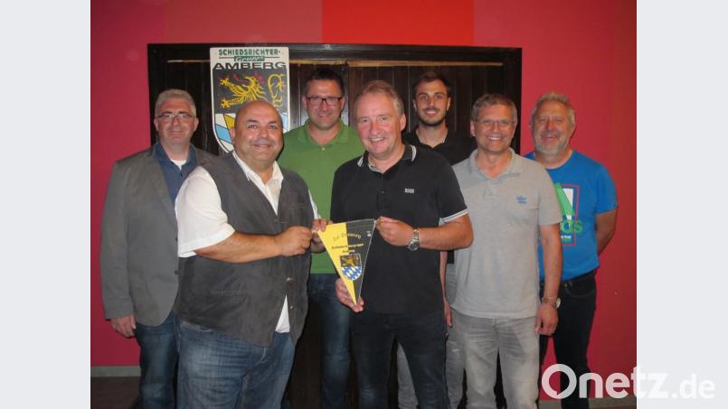 Wimpel-Übergabe von Thomas Gebele an Lutz Wagner mit den Ehrengästen (von links) Thomas Graml, Thomas Ernst, Thomas Ehrnsperger, Karl-Heinz Schleier und Andreas Allacher. Bild: khg