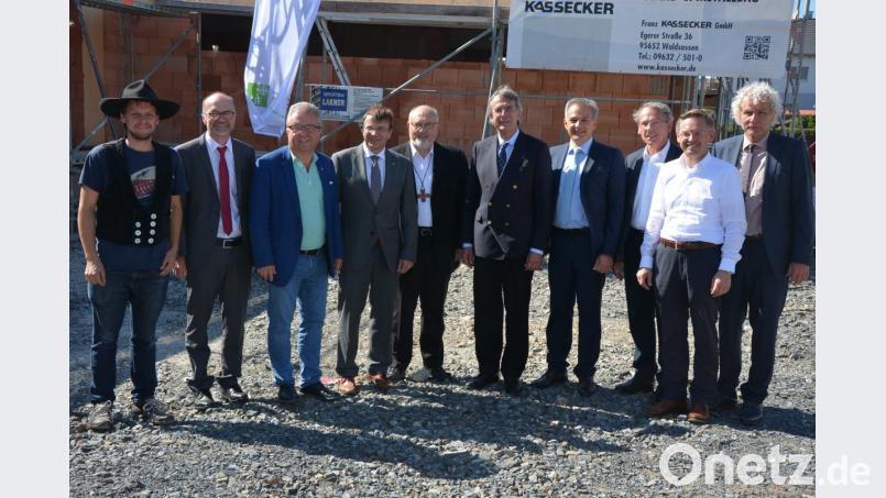 Zahlreich vertreten war die politische Prominenz beim Richtspruch für den Erweiterungsbau der Stiftlandwerkstätten St. Elisabeth. Mit dabei (von links) Holzbau-Ingenieur Michael Etterer, Hans Horn (Geschäftsführer KJF-Werkstätten), Bezirksrat Toni Dutz, KJF-Direktor Michael Eibl, Stadtpfarrer Anton Witt, Regierungspräsident Axel Bartelt, Bürgermeister Roland Grillmeier, Einrichtungsleiter Dr. Karl Kick, MdL Tobias Reiß und Landrat Wolfgang Lippert. Bild: jr