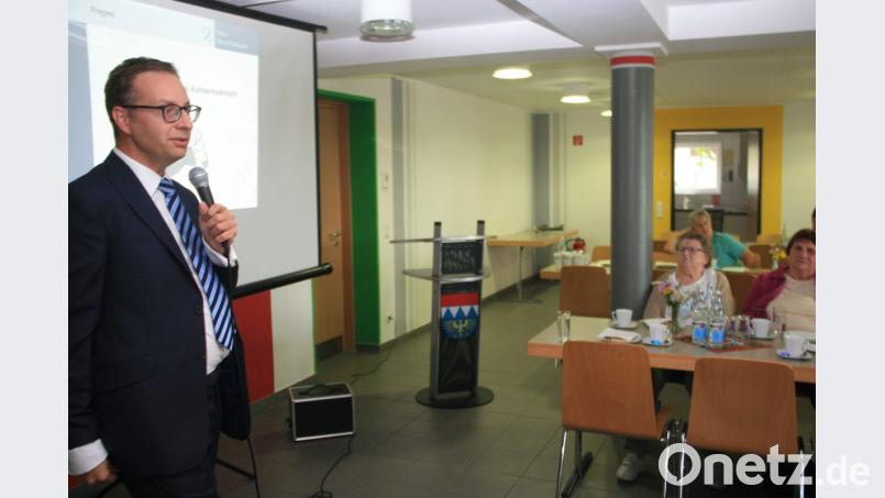 Notar Marcel Wollmann ist zu Gast bei den Krummennaaber Senioren, um ihnen wertvolle Tipps zum Erben und Vererben mit auf den Weg zu geben. Bild: wro