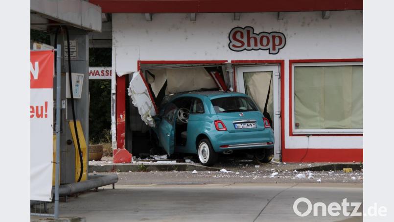 Ein Fiat landete nach einem Ausweichmanöver in einer Tankstelle. Bild: Alexander Auer
