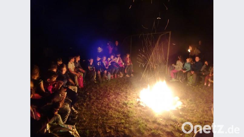 Nach der Wanderung gab es warme Wiener mit Semmel. Die Kinder saßen gern noch am Feuer und wärmten sich. Bild: wrm
