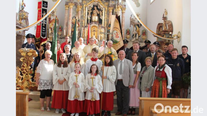 Alle Vertreter örtlicher Vereine mit Kirchenverwaltung, Pfarrgemeinderat, Ministranten, Geschwister und Jubilar Josef Kanovsky (dritte Reihe, Mitte) mit den Zelebranten im Altarraum. Bild: aun
