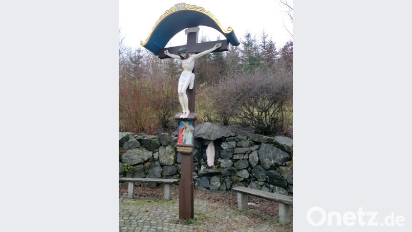 Das neue, 80 Jahre alte Werkskreuz der ehemaligen Kaolinfirma Eduard Kick. Bild: sh