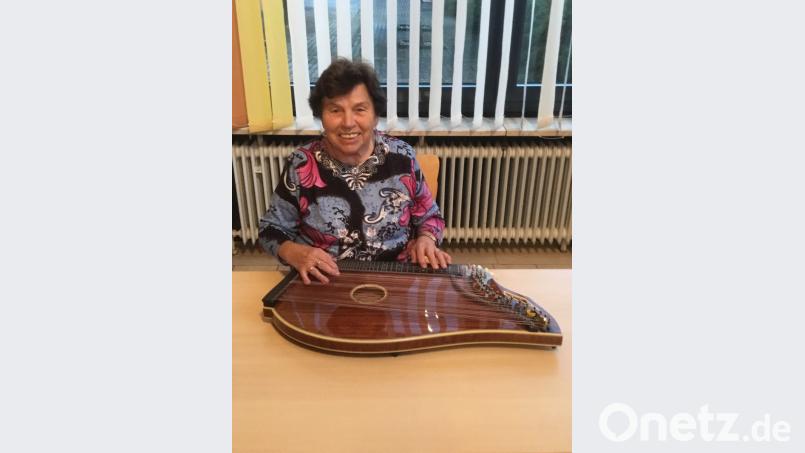 Luise Weigert, älteste Zitherspielerin des Vereins, erinnert sich an den Unterricht, in dem es streng und diszipliniert zuging. „Da kam es schon mal vor, dass man nach Hause geschickt wurde, wenn man die Hausaufgabe nicht perfekt vorspielen konnte.“ Auch den ein oder anderen Schlag mit dem Taktstock auf die Finger handelten sich die Schüler bei Fehlern ein, sagt sie. Bild: ads