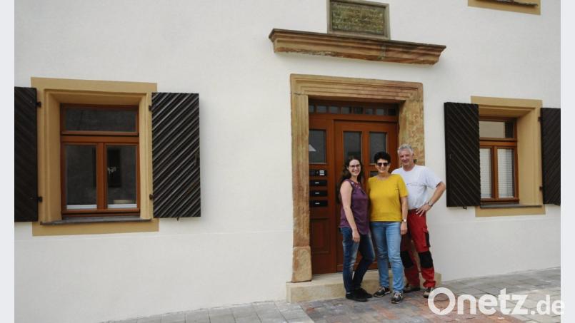 Die Pilhofers (von links Daniela, Karin und Helmut) sind stolz auf ihren restaurierten und modernisierten Frühlingshof, ein Schmuckstück in der Straße. Bild: ge