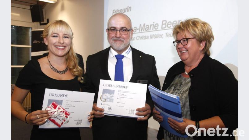 Obermeister Bernhard Dräxler (Mitte) und Prüfungsvorsitzende Annemie Koch (rechts) zeichneten die beste Absolventin Lisa-Marie Beer (links) aus. Bild: Hirsch