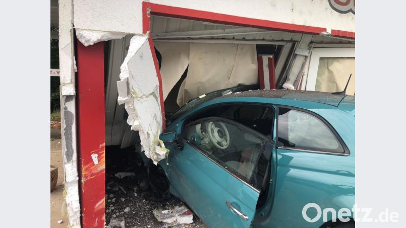 Ein Fiat landete nach einem Ausweichmanöver in einer Tankstelle. Bild: Alexander Auer