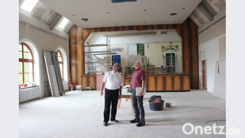 Architekt Hermann Hösl und Pfarrer Hannes Lorenz besichtigten die Baustelle. Ihre Blicke richteten sich da gerade auf die neue Decke im Saal Bild: bph
