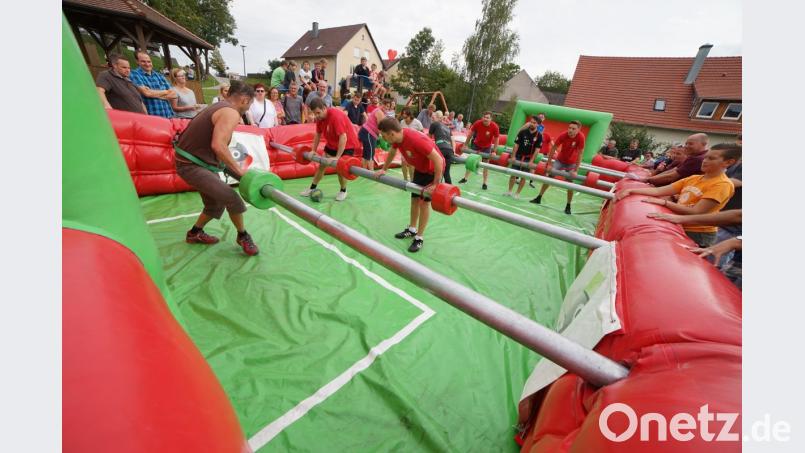 Beim Dorfspiel des Kapellenvereins Knölling kämpften Im Finale die &quot;Supporters&quot; und &quot;Realverlust&quot; unter den Augen vieler Zuschauer um den Sieg. Bild: nib