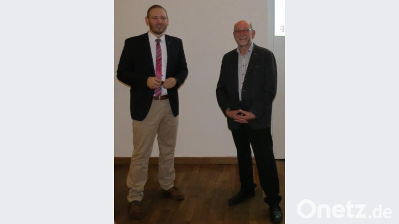 Enrico Delfino, Vertriebsbeauftragter und Regionalmanager bei Telekom-Süd (links) und Bürgermeister Georg Köppl informierten zum Sachstand "Breitbandausbau". Bild: kö