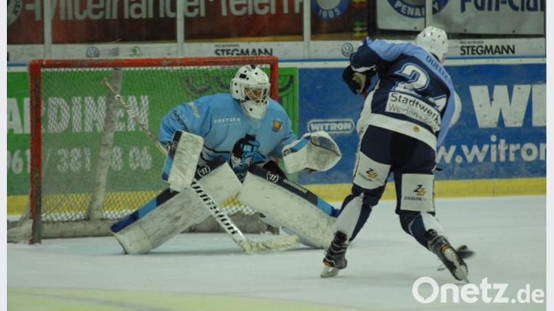 Am vergangenen Sonntag unterlagen die Blue Devils den Icefighters Leipzig mit 5:6 nach Penaltyschießen. Hier verwandelt Christian Ouellet seinen Penalty gegen den Leipziger Goalie Eric Hoffmann. Am Wochenende treffen die Weidener zwei Mal auf die Saale Bulls Halle. Bild: gb