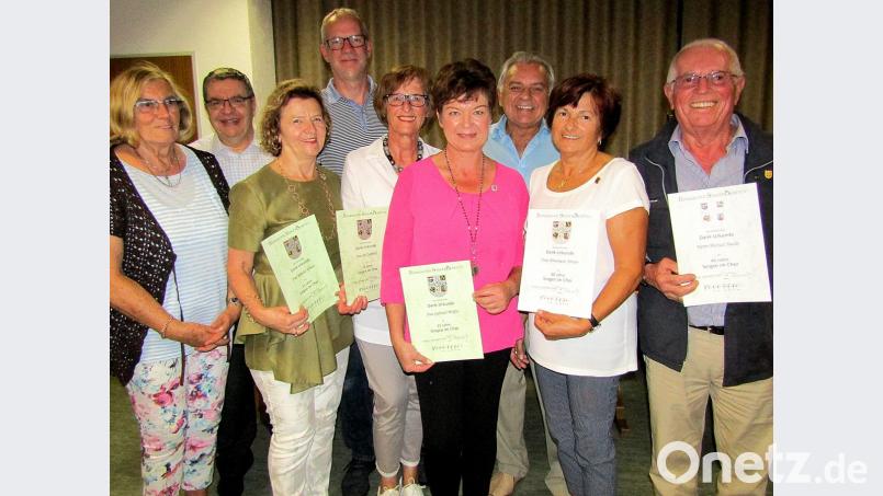 Ehrungen beim Männergesangverein 1884 (von links): die stellvertretenden Vorsitzenden Annemarie Hartmann und Wolfgang Rausch, Klaudia Winter (25 Jahre), Chorleiter Markus Weber, Iris Zambelli (25 Jahre), Gabi Wölfel (25 Jahre), Vorsitzender Hans Steger, Annemarie Förster und Michael (beide 40 Jahre). Bild: sck