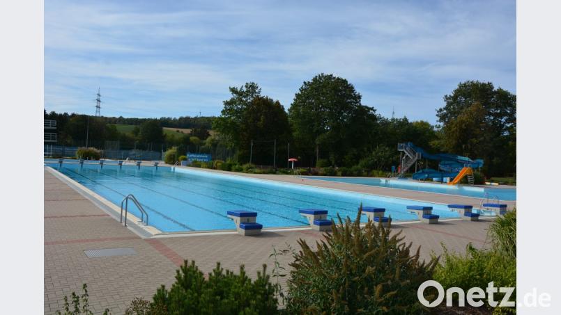 Menschenleer präsentiert sich das Mitterteicher Freibad (Bild) nach dem Saisonende. Der heiße Sommer lockte in den vergangenen Monaten knapp 50 000 Besucher in die Einrichtung, die in naher Zukunft generalsaniert werden muss. Bild: jr