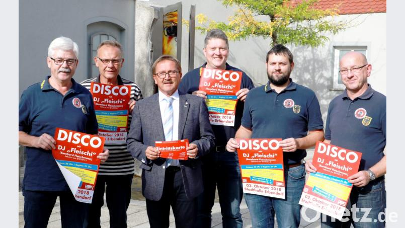 Auf den großen Discoabend am Dienstag, 2. Oktober, in der Stadthalle mit DJ "Fleischi" freuen sich die Verantwortlichen der Feuerwehr mit Vorsitzendem Albert Vollath (links) und Kommandant Bernhard Schmidt (Dritter von rechts) sowie Bürgermeister Hans Donko (Dritter von links). Bild: njn