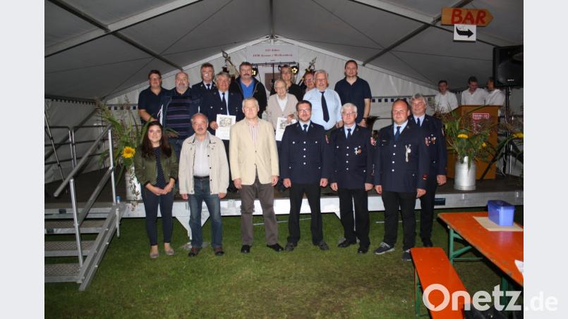 Vor 60 Jahren trat Karl Haas (hinten Fünfter von rechts) in die aktive Zessau-Weihersberger Wehr ein. Ihm und vielen weiteren altgedienten Aktiven gratulierten Kommandant Markus Eichermüller, Vorsitzender Tobias Eck (vorn Zweiter und Vierter von rechts), Fahnenbraut Anna Laugensteiner (links) und Bürgermeisterin Carmen Pepiuk als Schirmherrin (hinten Vierte von rechts). Bild: bjp Bild: bjp