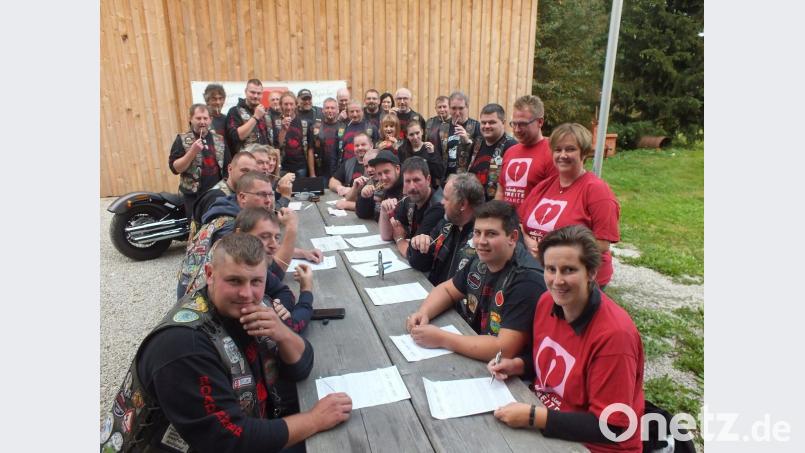 28 Mitglieder, Freunde und Bekannte der Motorradfreunde „Roadrunner Grünlas“ treffen sich beim Festgelände, um sich bereits jetzt mit einem Wangenabstrich typisieren zu lassen. Bild: soj