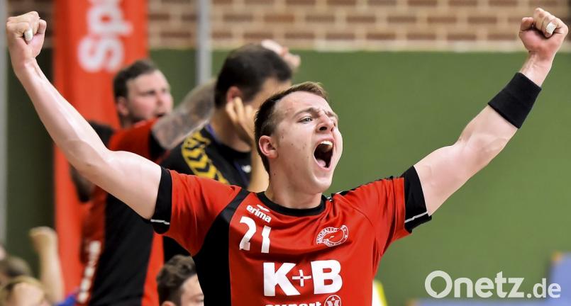 &quot;Ja, wir haben es geschafft !&quot; Der Sulzbacher Spielmacher Daniel Luber (Bild) bejubelt euphorisch den Erhalt der Landesliga Nord für die Herzogstädter mit dem hart erkämpften 31:29-Sieg gegen den Oberpfalzrivalen ASV Cham. Das war vergangene Saison. Wo die Sulzbacher in der neuen Spielrunde landen werden, ,ist völlig offen.

Bild: Ziegler Bild: Ziegler