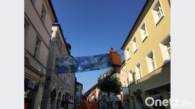 Der Betriebshof der Stadt half beim Aufhängen der Banner in der Amberger Fußgängerzone. Bild: Johanna Foitzik