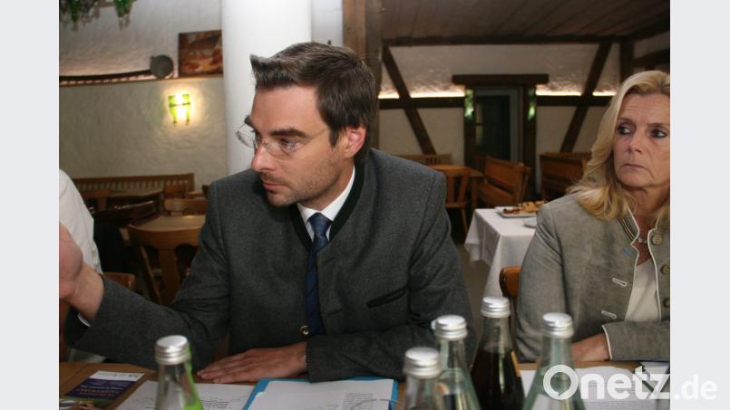 Stephan Ötzinger (CSU) empfahl, die Flächen, die nicht mehr durch die Landwirtschaft genutzt werden, der Natur zuzuführen. Bild: wro