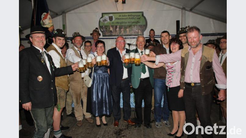 Nachdem Bürgermeister Heinz Weigl das erste Fass „Fuchsberger“ angezapft hatte, konnte von den Organisatoren und Ehrengästen auf ein gutes Gelingen des festes angestoßen werden. Bild: frd