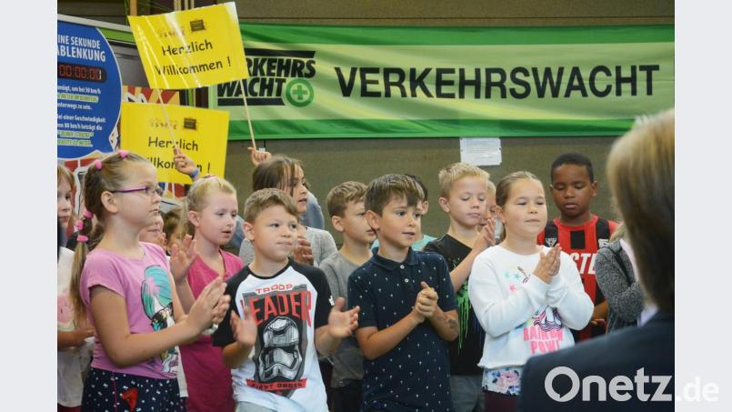&quot;Herzlich Willkommen&quot; singen die Schüler der Hans-Schelter-Schule. Aufgepasst im Straßenverkehr, heißt es wenig später. Bild: gsb