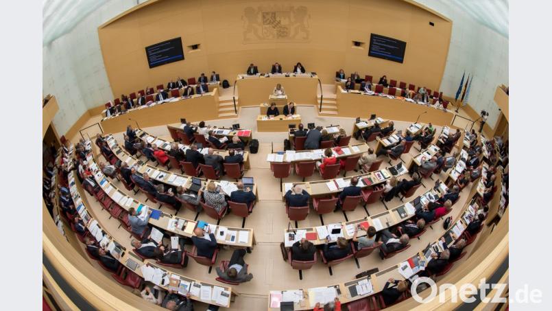 Die Abgeordneten treffen sich regelmäßig in einem großen Saal im Landtag. Bild: Peter Kneffel/dpa