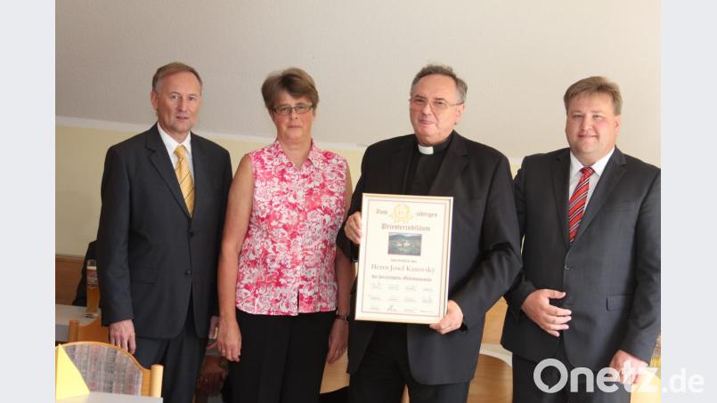 Übergabe der Erinnerungsurkunde durch (von links) Kirchenpfleger Hubert Gradl, Pfarrgemeinderatssprecherin Gudrun Fischer, Jubilar Pfarrer Josef Kanovsky und Bürgermeister Stefan Braun. Bild: aun