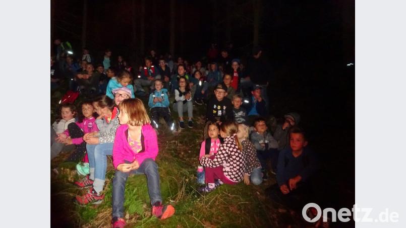 Bei der Gruselgeschichte nahmen groß und klein im Moos Platz und lauschten den Worten von Marco Görl. Bild: wrm