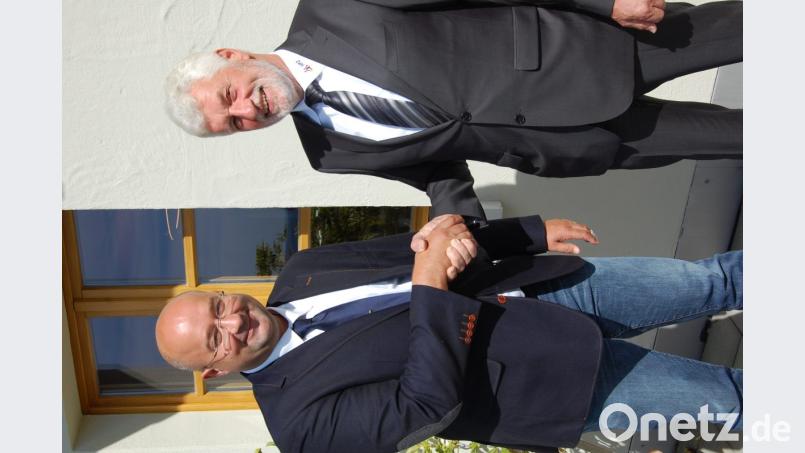 „Es ist etwas Herrliches, mit und für unsere zu Betreuenden zu arbeiten“, sagt Josef Kastner (rechts) zu seinem Nachfolger Josef Albang (links). Bild: grm