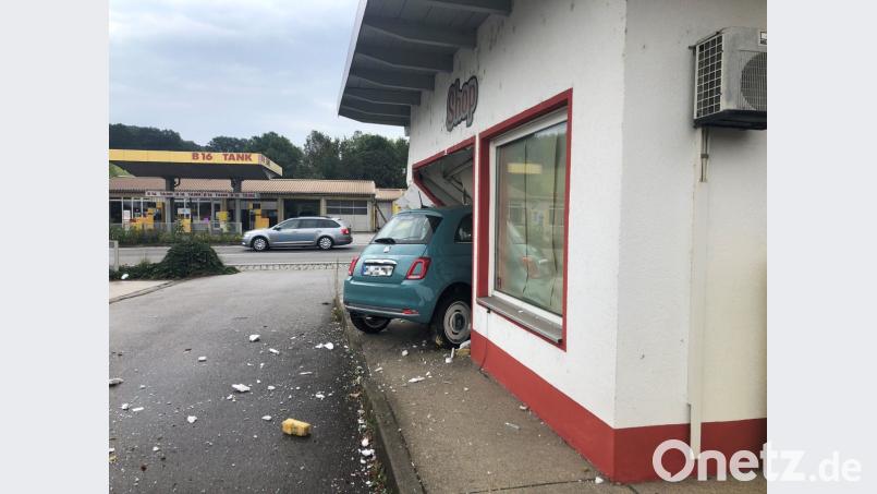 Ein Fiat landete nach einem Ausweichmanöver in einer Tankstelle. Bild: Alexander Auer