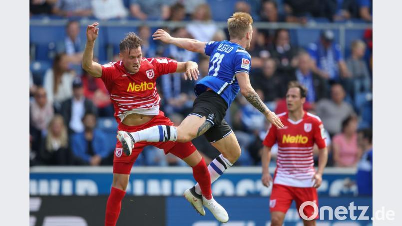 Der Bielefelder Andreas Voglsammer (blau) und der Regensburger Asger Stromgaard Sörensen (links) im Zweikampf. Beim Spiel am Freitag gegen Dynamo Dresden hoffen alle Verantwortlichen, dass es nur auf dem Spielfeld zu „Auseinandersetzungen“ kommt und es unter den Fans ruhig bleibt, da die Partie als Risikospiel eingestuft ist. Bild: agentur_dpa
