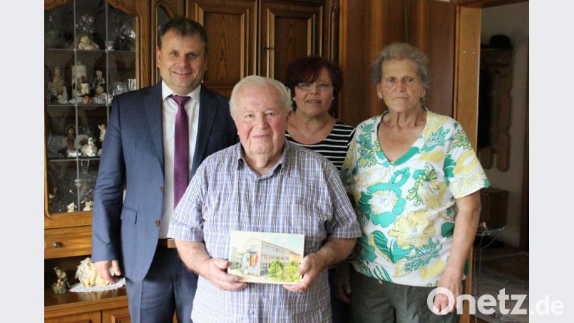 Johann Schiener feiert 90. Geburtstag und freut sich über die Glückwünsche von Ehefrau Rosa, Tochter Renate Grünbauer und Bürgermeister Karlheinz Budnik. Bild: Lowak