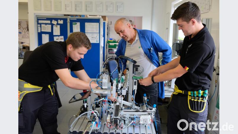 Das Training an modularen Produktionssystemen gibt den Rogers-Jungspunden Thomas Kausler (re) und Philipp Seitz (li) den letzten Schliff, bei den EuroSkills, der Europameisterschaft der Berufe, in Budapest zu bestehen. Ausbildungsleiter Johannes Beierl (Bildmitte) steht mit Rat und Tat zur Seite. Bild: do