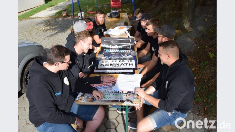 Vorstand und einige Mitglieder des Burschen- und Madlervereins Kemnath besprechen noch die letzten organisatorischen Maßnahmen. In einer Woche steigt in der Mehrzweckhalle wieder die „Kemnather Kirwa“. Bild: mde