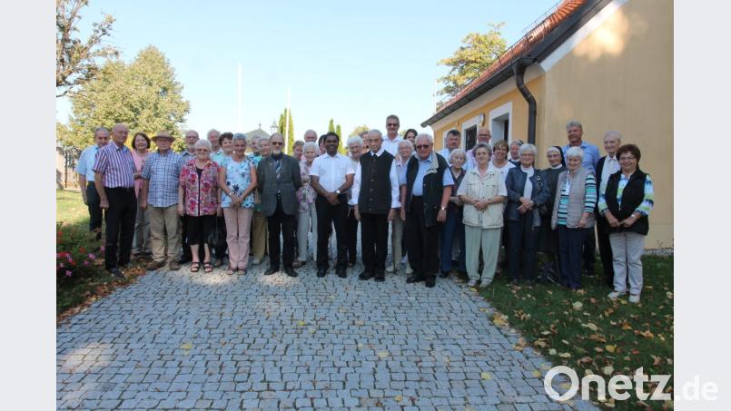 Monsignore Konrad Dobmeier (17. von rechts) im Kreise seiner Weihekurs-Kollegen aus dem Jahr 1966 und den Verwandten sowie Altbürgermeister Albert Kick (Zweiter von links). Bild: pi