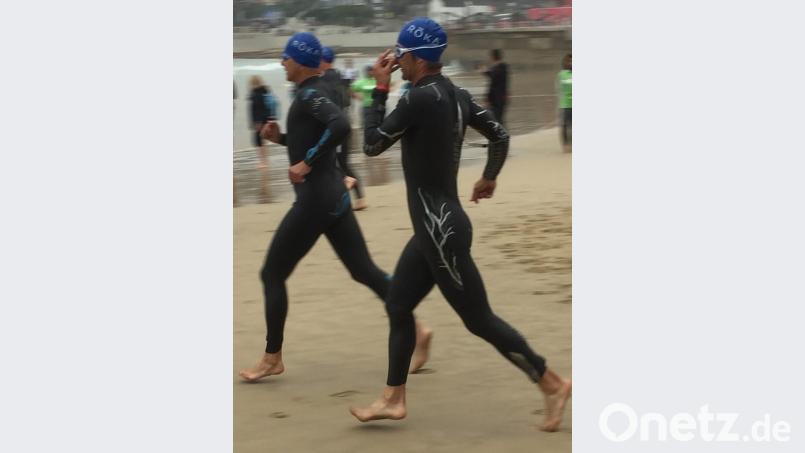 Felix Bydkiewski (rechts) und Lothar Richthammer bei der Ironman 70.3 WM beim Schwimmstart am Indischen Ozean Bild: exb
