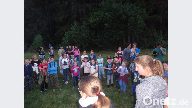 Vor der Gruselgeschichte, gab es ein Spiel auf einer freien Wiese für alle Kinder zum Auspowern. Bild: wrm