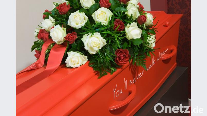 Immer öfter soll die Trauerfeier auch die Persönlichkeit des Toten widerspiegeln. Bild: Robert Hoetink - stock.adobe.com