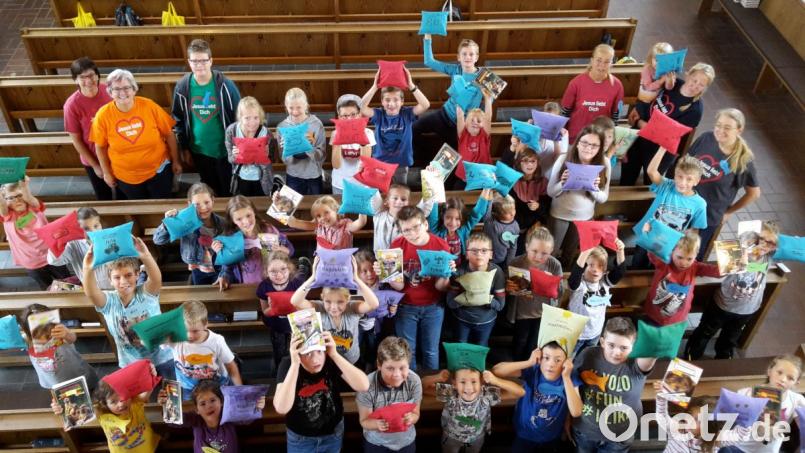 Beim Ferienprogramm der evangelische Gemeinde Tirschenreuth gestalteten die Kinder Kissen. Bild: exb