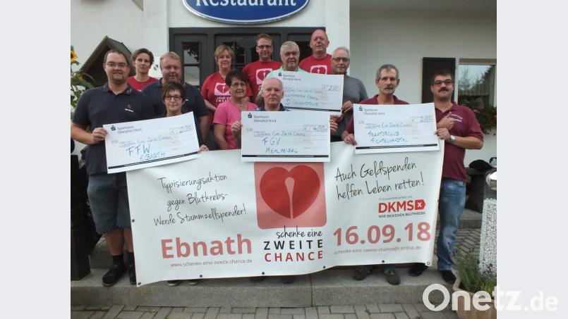 Über großzügige Spenden freuen sich die Verantwortlichen für die Typisierungsaktion: Die Feuerwehr Ebnath mit Vorsitzendem Thomas Pelzer (Dritter von links), der FGV Mehlmeisel mit Vorsitzendem Edwin Prechtl (Achte von links), der Trachtenverein mit Vorsitzendem Hans-Jürgen Enders und der Traktorclub Fichtelnaabtal mit Vorsitzendem Johannes Pöllath (rechts) sowie ihre Stellvertreter übergeben die Spenden. Bild: soj