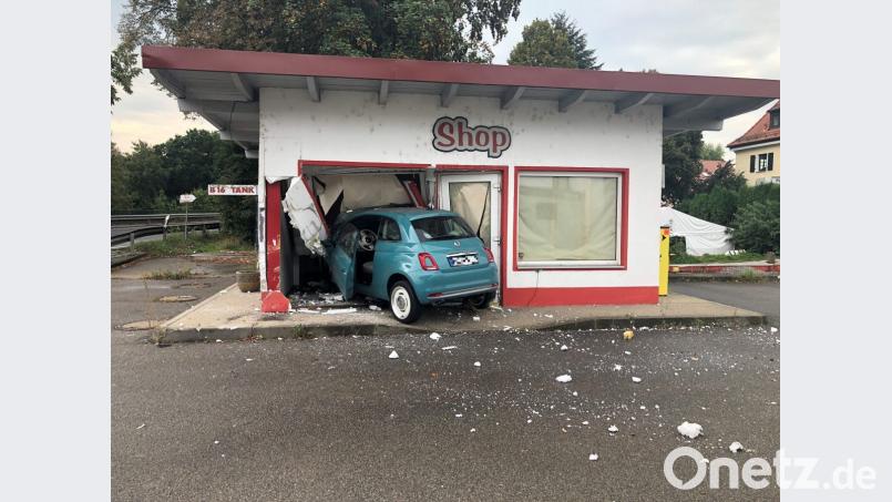Ein Fiat landete nach einem Ausweichmanöver in einer Tankstelle. Bild: Alexander Auer