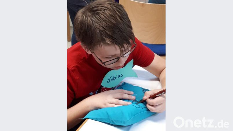 Beim Ferienprogramm der evangelische Gemeinde Tirschenreuth gestalteten die Kinder Kissen. Bild: exb